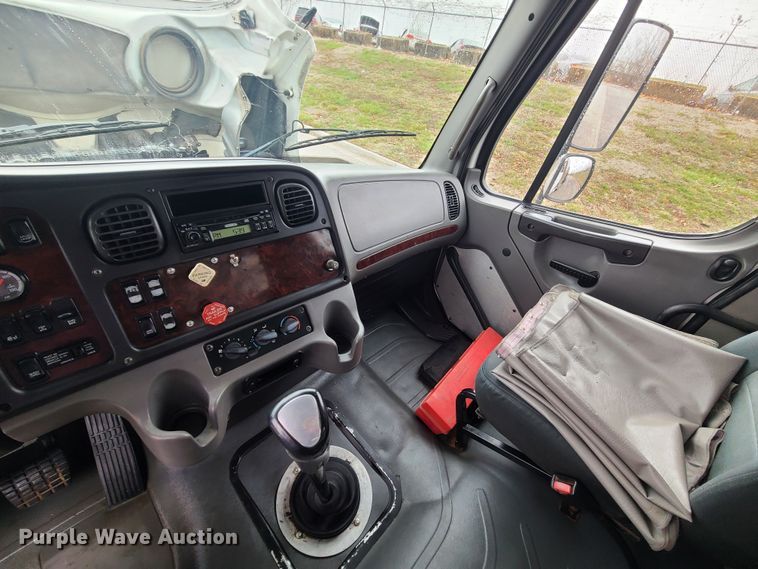 image for item LH9965 2005 Freightliner Business Class M2  semi truck