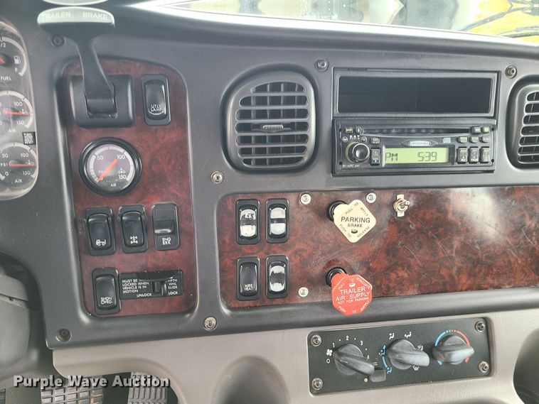 image for item LH9965 2005 Freightliner Business Class M2  semi truck