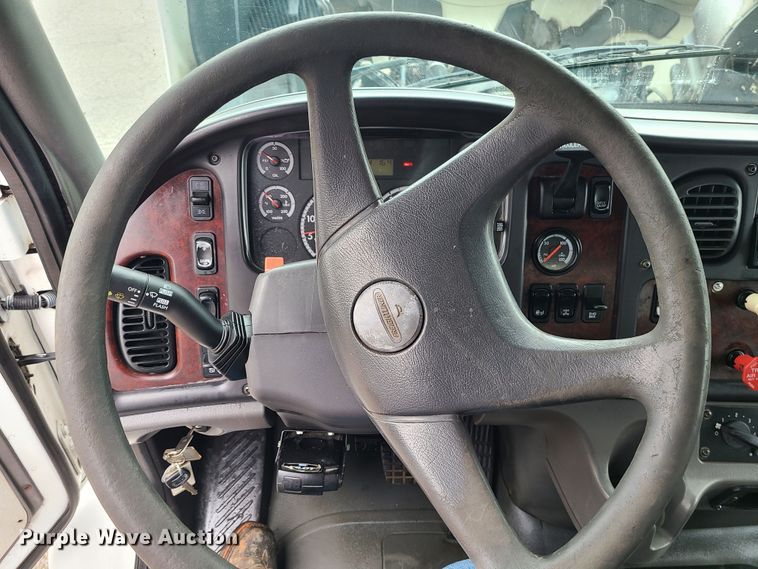 image for item LH9965 2005 Freightliner Business Class M2  semi truck