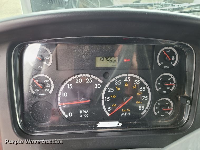 image for item LH9965 2005 Freightliner Business Class M2  semi truck