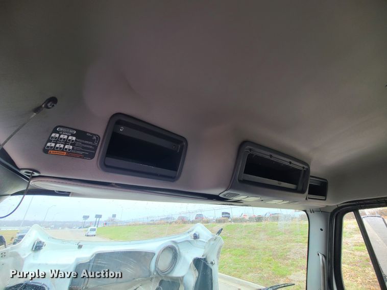 image for item LH9965 2005 Freightliner Business Class M2  semi truck