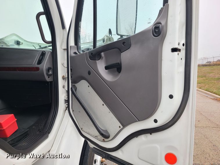 image for item LH9965 2005 Freightliner Business Class M2  semi truck