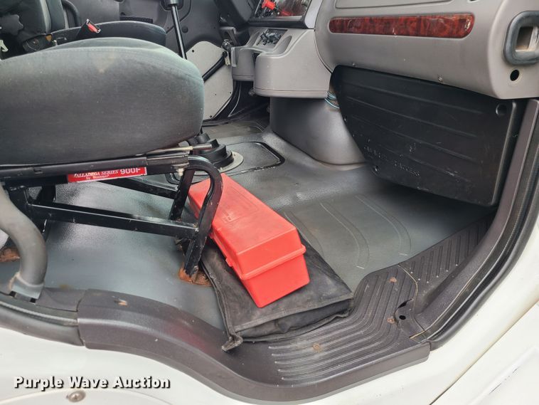 image for item LH9965 2005 Freightliner Business Class M2  semi truck