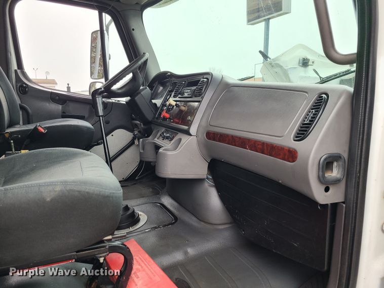 image for item LH9965 2005 Freightliner Business Class M2  semi truck