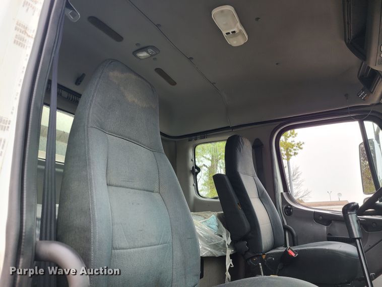 image for item LH9965 2005 Freightliner Business Class M2  semi truck