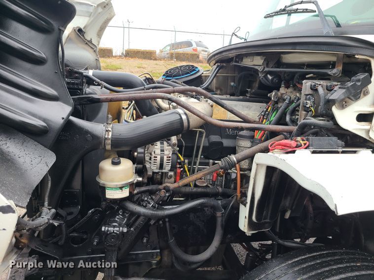 image for item LH9965 2005 Freightliner Business Class M2  semi truck