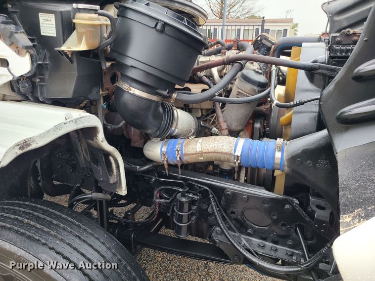 image for item LH9965 2005 Freightliner Business Class M2  semi truck