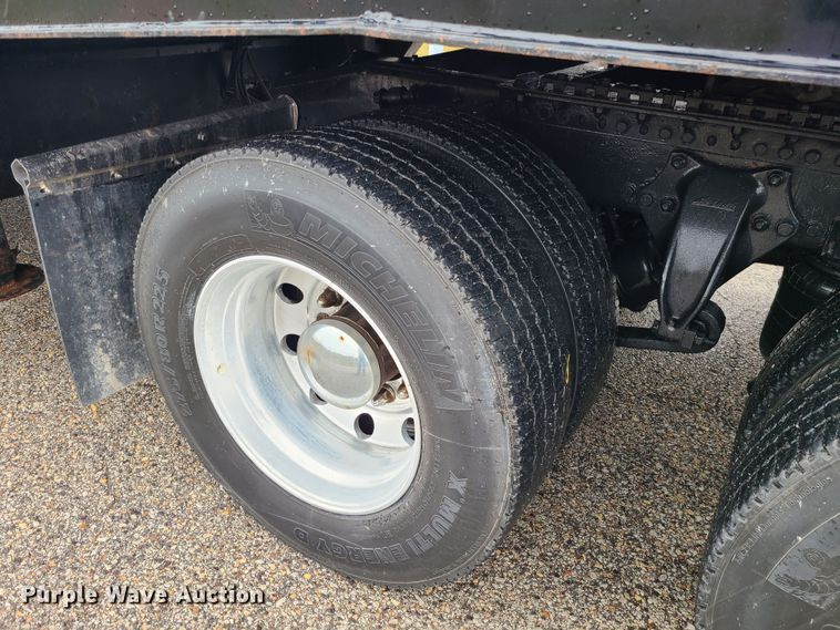 image for item LH9965 2005 Freightliner Business Class M2  semi truck