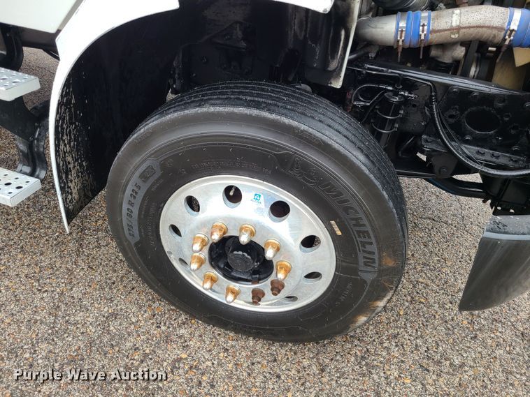 image for item LH9965 2005 Freightliner Business Class M2  semi truck