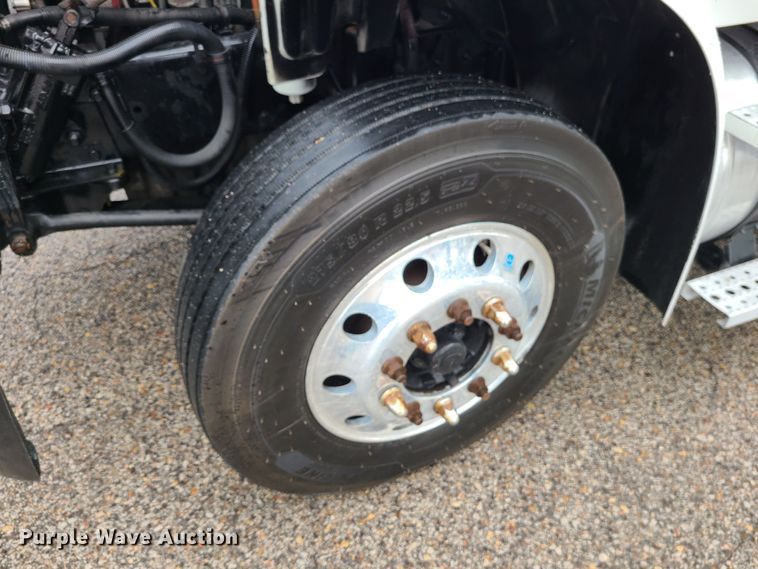 image for item LH9965 2005 Freightliner Business Class M2  semi truck