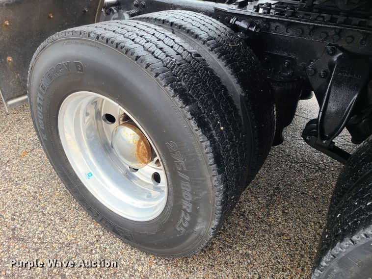 image for item LH9965 2005 Freightliner Business Class M2  semi truck