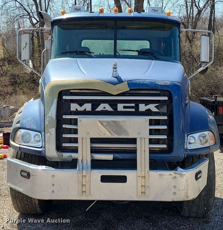 image for item LI9011 2006 Mack CT Granite  truck cab and chassis