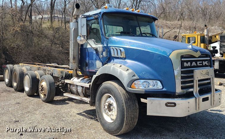 image for item LI9011 2006 Mack CT Granite  truck cab and chassis