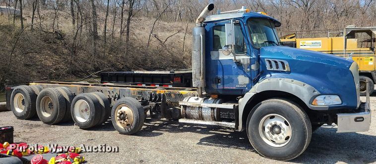 image for item LI9011 2006 Mack CT Granite  truck cab and chassis