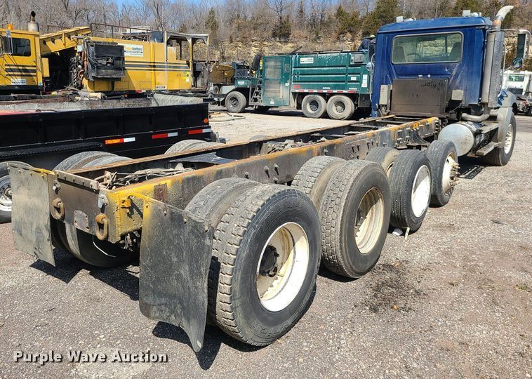 image for item LI9011 2006 Mack CT Granite  truck cab and chassis