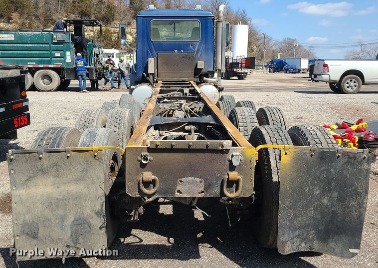 image for item LI9011 2006 Mack CT Granite  truck cab and chassis