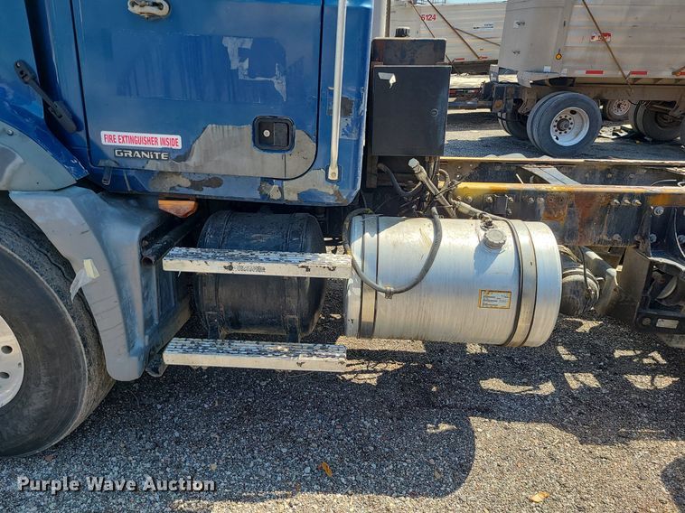 image for item LI9011 2006 Mack CT Granite  truck cab and chassis