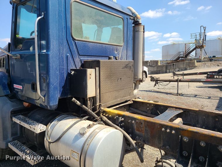 image for item LI9011 2006 Mack CT Granite  truck cab and chassis