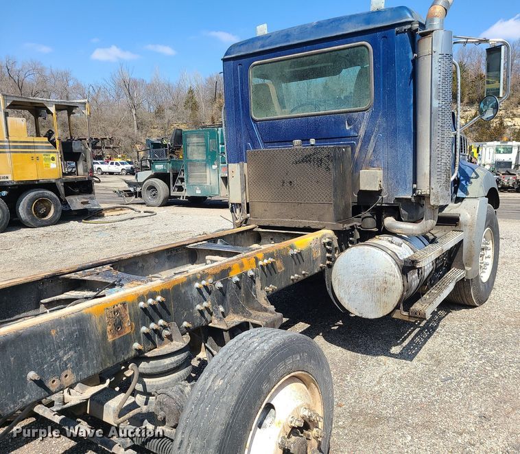 image for item LI9011 2006 Mack CT Granite  truck cab and chassis