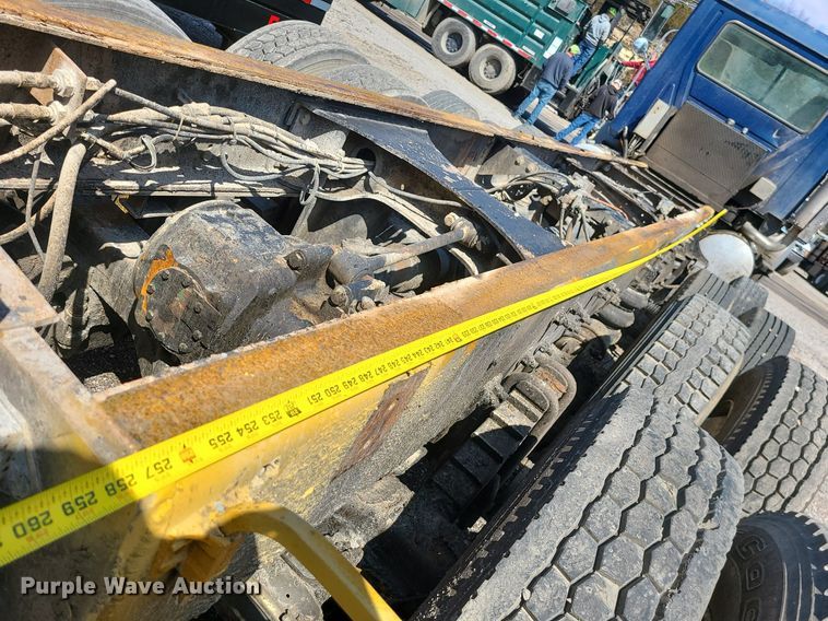 image for item LI9011 2006 Mack CT Granite  truck cab and chassis