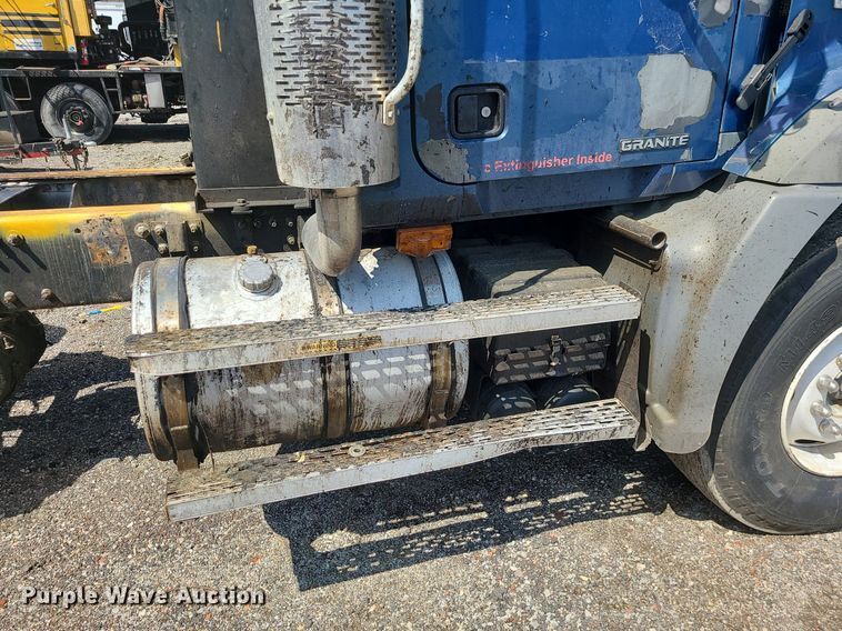 image for item LI9011 2006 Mack CT Granite  truck cab and chassis