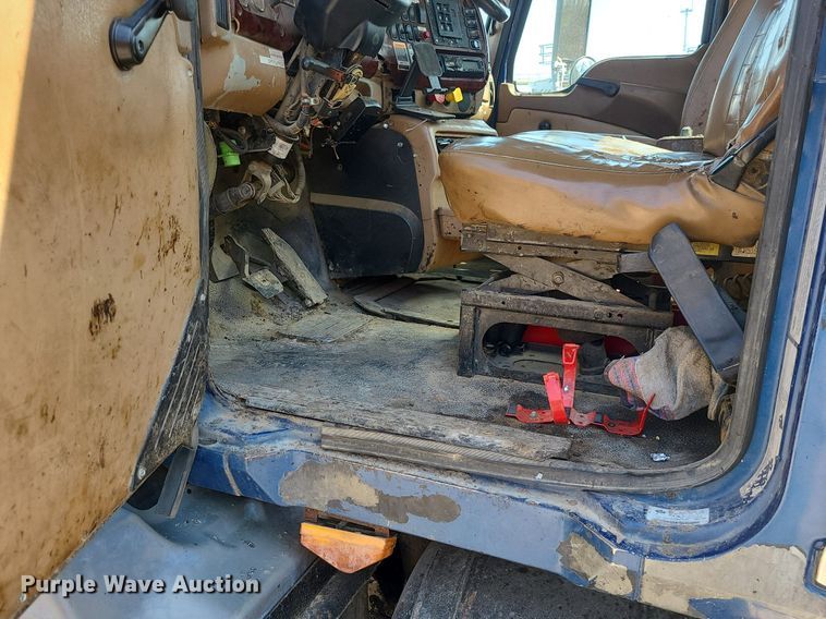 image for item LI9011 2006 Mack CT Granite  truck cab and chassis