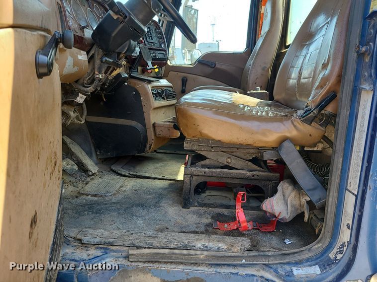 image for item LI9011 2006 Mack CT Granite  truck cab and chassis