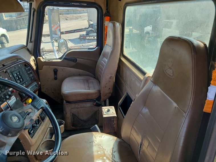 image for item LI9011 2006 Mack CT Granite  truck cab and chassis