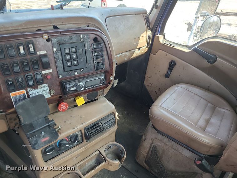 image for item LI9011 2006 Mack CT Granite  truck cab and chassis