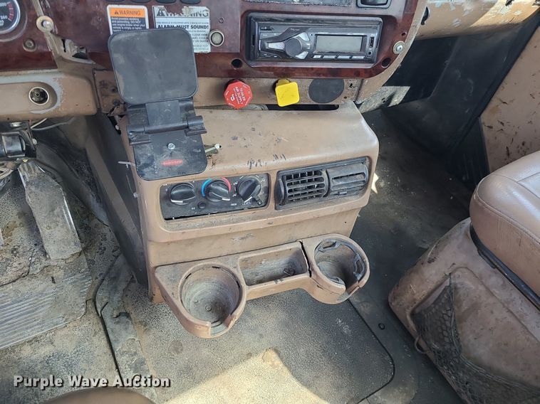 image for item LI9011 2006 Mack CT Granite  truck cab and chassis