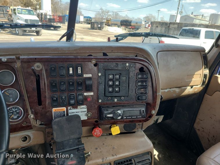 image for item LI9011 2006 Mack CT Granite  truck cab and chassis