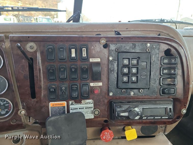 image for item LI9011 2006 Mack CT Granite  truck cab and chassis