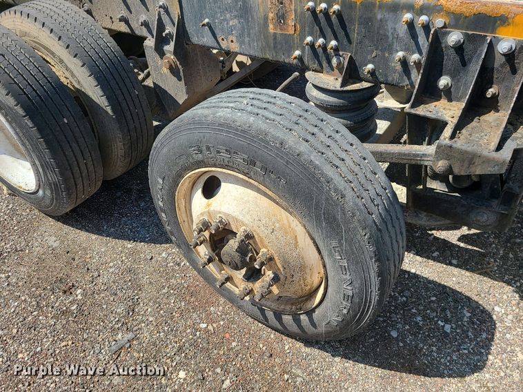 image for item LI9011 2006 Mack CT Granite  truck cab and chassis