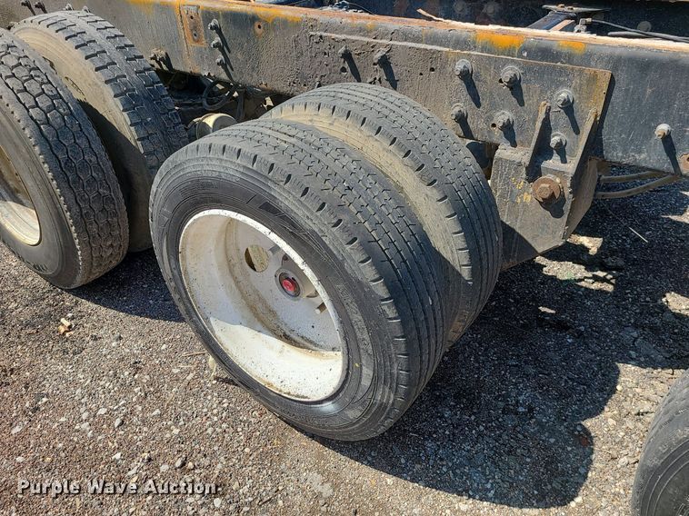 image for item LI9011 2006 Mack CT Granite  truck cab and chassis