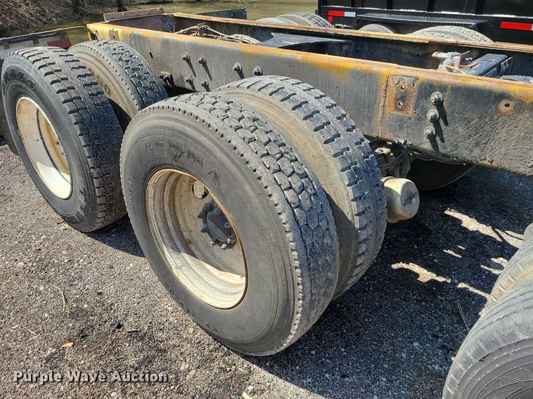 image for item LI9011 2006 Mack CT Granite  truck cab and chassis