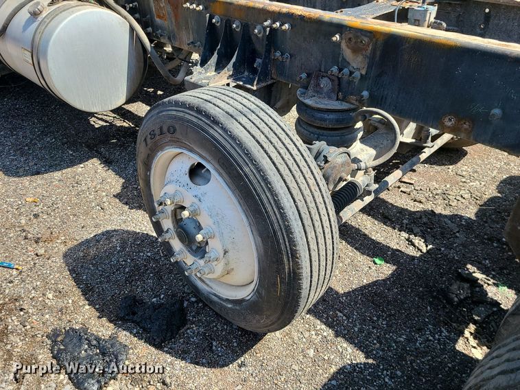 image for item LI9011 2006 Mack CT Granite  truck cab and chassis