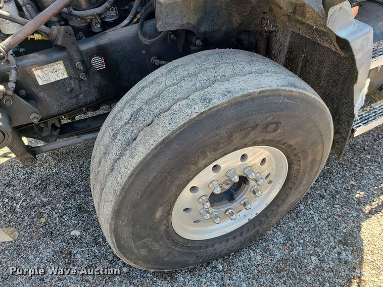 image for item LI9011 2006 Mack CT Granite  truck cab and chassis