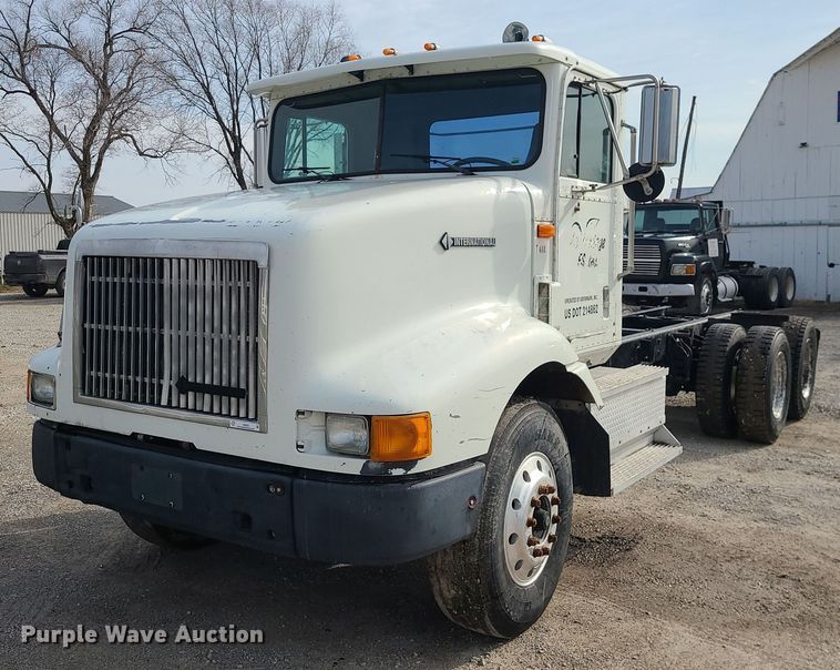 image for item LI9020 1996 International 9200  semi truck