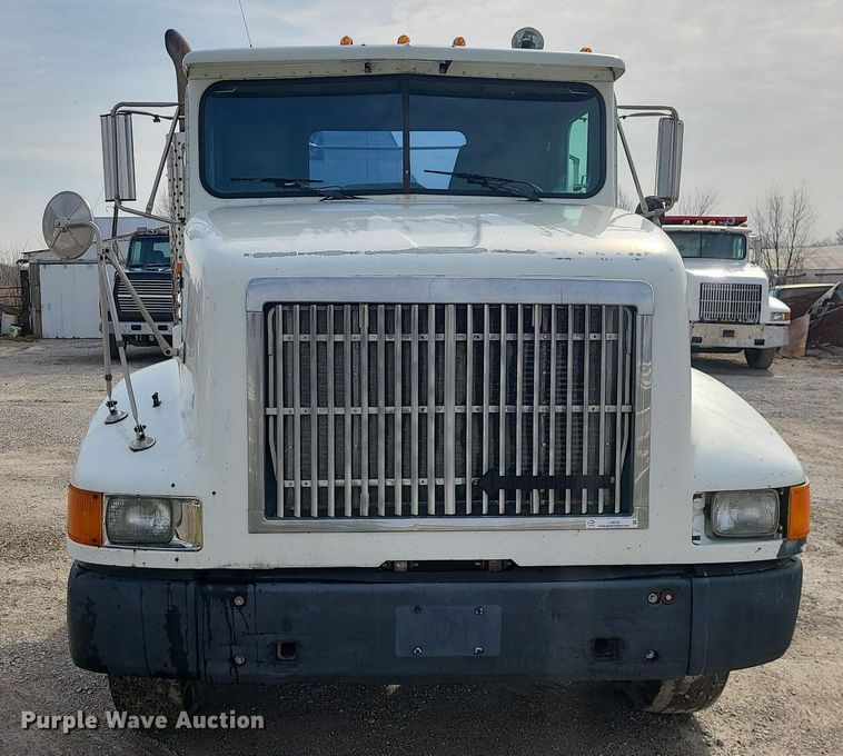 image for item LI9020 1996 International 9200  semi truck