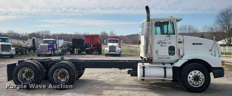 image for item LI9020 1996 International 9200  semi truck