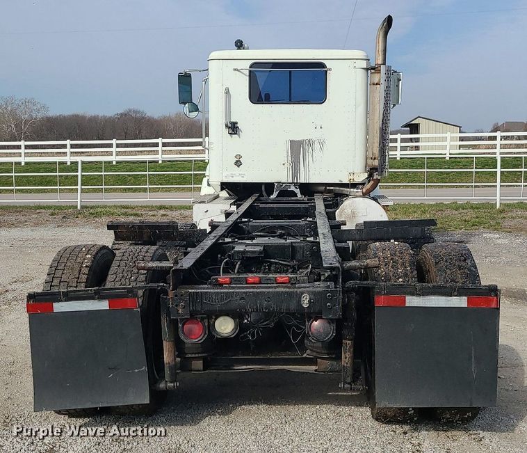 image for item LI9020 1996 International 9200  semi truck