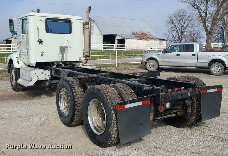 image for item LI9020 1996 International 9200  semi truck