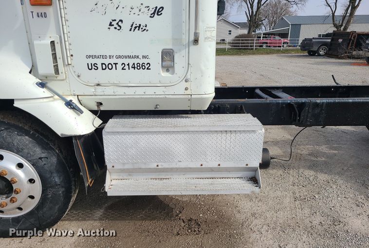 image for item LI9020 1996 International 9200  semi truck