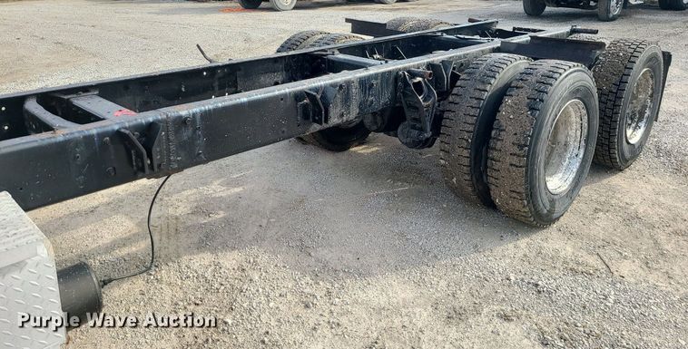 image for item LI9020 1996 International 9200  semi truck