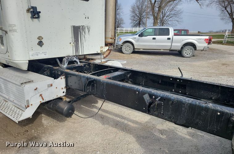 image for item LI9020 1996 International 9200  semi truck