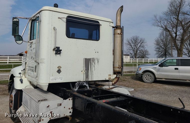 image for item LI9020 1996 International 9200  semi truck