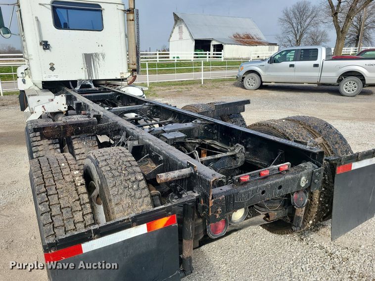 image for item LI9020 1996 International 9200  semi truck