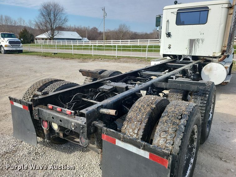 image for item LI9020 1996 International 9200  semi truck