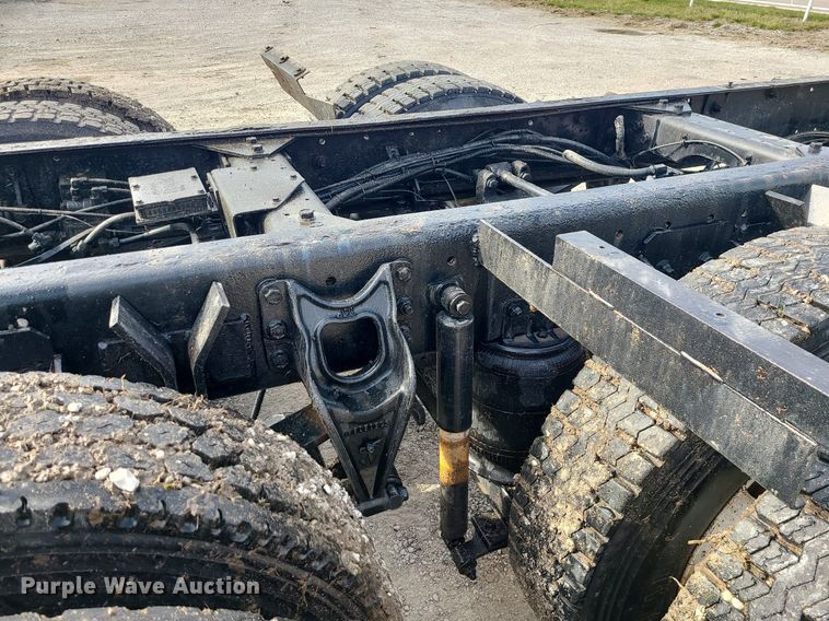 image for item LI9020 1996 International 9200  semi truck