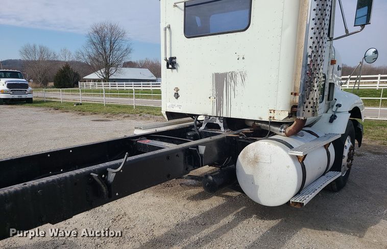 image for item LI9020 1996 International 9200  semi truck